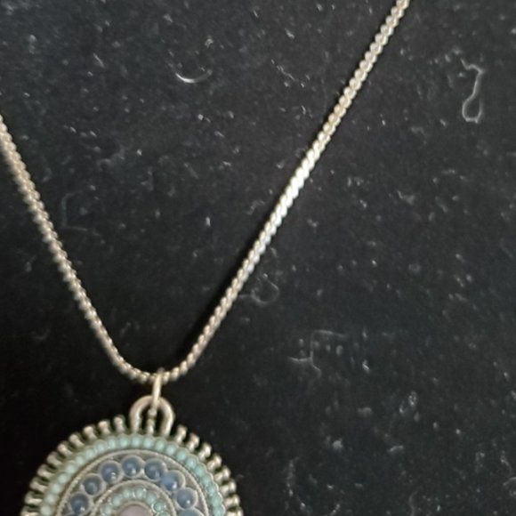 ~ Vintage Pendant on Silver tone chain - Picture 5 of 5